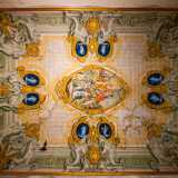 Nel riquadro centrale Mercurio e Apollo siedono sul monte Parnaso, in basso invece la musa Calliope regge tre libri: l�Iliade, l�Odissea e l�Eneide